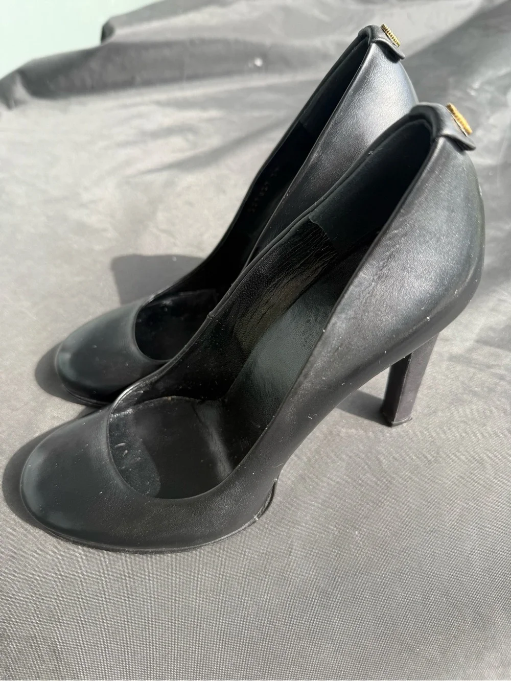Authentic Gucci Black Leather Pumps with Gold GG logo